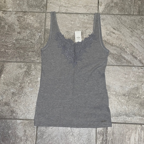 Hollister ribbed tank with floral details. Women’s size large. - Picture 1 of 3